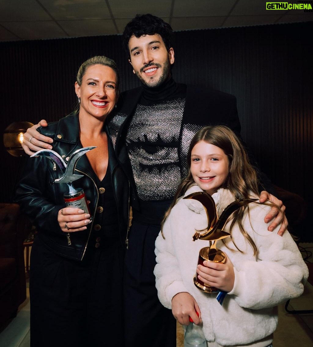 Macarena Tondreau - 4.1K Likes - La carita de felicidad de la Ce al ver a uno de sus ídolos triunfar una vez más, es impagable.
Fue un show increíble…entregando toda su energía y amor sobre el escenario de la Quinta Vergara. Después de esperar varios días para poder estar junto a su público. Gracias por tu profesionalismo y cariño de siempre @sebastianyatra
Te queremos mucho