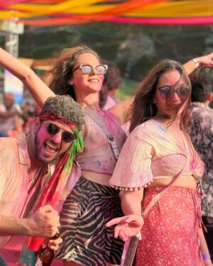 Madhurima Roy Instagram - Happiest Holi hai jiiiii 🩵🩷🚀🥳

- with the best people @haanjiharshhh @tejushkajodze @ashrit_wadhwa @jyottubhalla