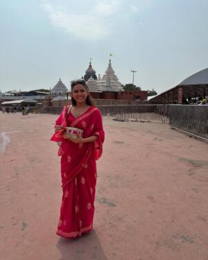 Madhurima Tuli Instagram - Had a beautiful darshan at #purijagannathtemple A big Thank you to @sabyasachi_satpathy for making it happen ❤️🙏🏼🙌🏼

Wearing @sainsistersofficial 
@lacelebrite05