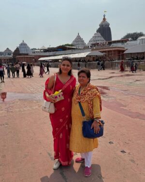 Madhurima Tuli Instagram - Had a beautiful darshan at #purijagannathtemple A big Thank you to @sabyasachi_satpathy for making it happen ❤️🙏🏼🙌🏼

Wearing @sainsistersofficial 
@lacelebrite05