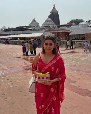 Madhurima Tuli Instagram - Had a beautiful darshan at #purijagannathtemple A big Thank you to @sabyasachi_satpathy for making it happen ❤️🙏🏼🙌🏼

Wearing @sainsistersofficial 
@lacelebrite05
