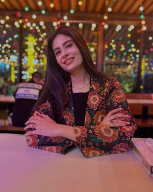 Madiha Iftikhar Instagram - Dinner at my favorite place Dampa 
No fancy cuisine this time for a change 😉😜

#madihaiftikhar #birthdaycelebration #pic #slefie #dinnerseafood #fyp #fypage