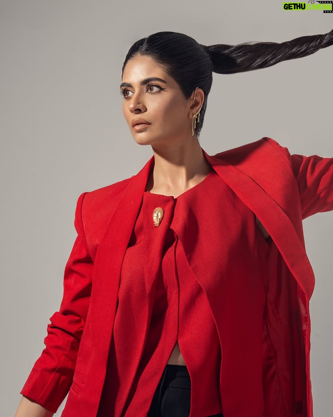Madiha Iftikhar - 653 Likes - “Wrapped in warmth, draped in red. Winter’s chill meets a pop of bold.”
📸 @hussain.piart
💄 @nomilawrence
👗 @zubairshah_zs
🔗 @ab.lakhani
#madihaiftikhar #shoot #blazers #red #magazineshoot #season #winter #fyp #fypシ #picoftheday #lotd #redaesthetic