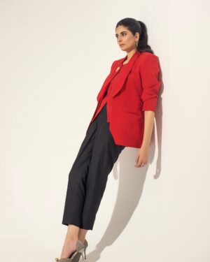 Madiha Iftikhar Instagram - “Wrapped in warmth, draped in red. Winter’s chill meets a pop of bold.”

📸 @hussain.piart 
💄 @nomilawrence 
👗 @zubairshah_zs 
🔗 @ab.lakhani 

#madihaiftikhar #shoot #blazers #red #magazineshoot #season #winter #fyp #fypシ #picoftheday #lotd #redaesthetic