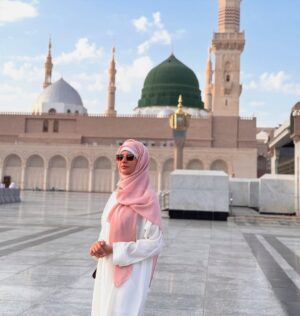 Madiha Iftikhar Instagram - Tajallio ki ajab hai fizaa Madine mein 💚
Nigah-e-shauq ki hai intehaa Madine mein 

#madina #saudiarabia #umrah #travel #dubai #madihaiftikhar #fyp #fypシ゚ #fypage