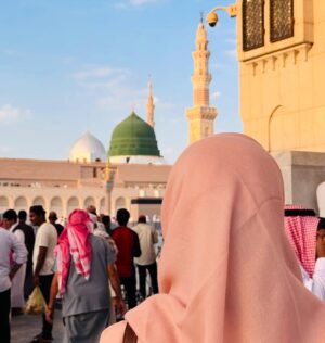 Madiha Iftikhar Instagram - Tajallio ki ajab hai fizaa Madine mein 💚
Nigah-e-shauq ki hai intehaa Madine mein 

#madina #saudiarabia #umrah #travel #dubai #madihaiftikhar #fyp #fypシ゚ #fypage