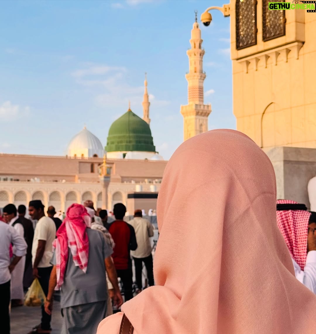 Madiha Iftikhar - 1.9K Likes - Tajallio ki ajab hai fizaa Madine mein 💚
Nigah-e-shauq ki hai intehaa Madine mein
#madina #saudiarabia #umrah #travel #dubai #madihaiftikhar #fyp #fypシ゚ #fypage