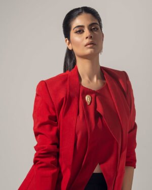 Madiha Iftikhar Instagram - “Wrapped in warmth, draped in red. Winter’s chill meets a pop of bold.”

📸 @hussain.piart 
💄 @nomilawrence 
👗 @zubairshah_zs 
🔗 @ab.lakhani 

#madihaiftikhar #shoot #blazers #red #magazineshoot #season #winter #fyp #fypシ #picoftheday #lotd #redaesthetic