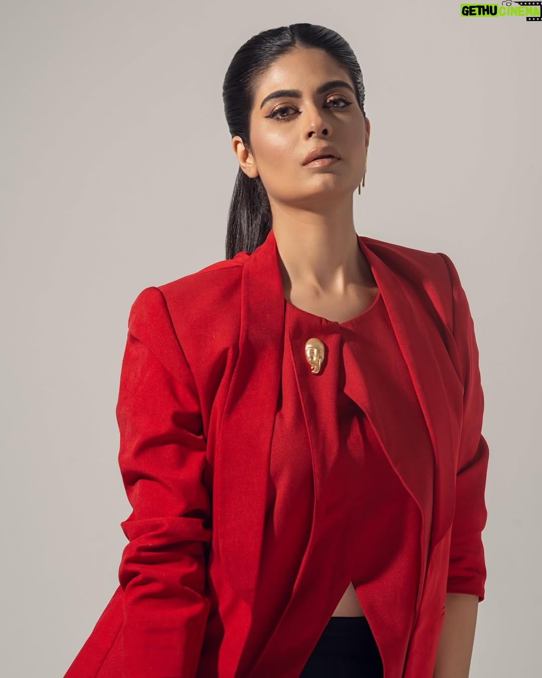 Madiha Iftikhar - 653 Likes - “Wrapped in warmth, draped in red. Winter’s chill meets a pop of bold.”
📸 @hussain.piart
💄 @nomilawrence
👗 @zubairshah_zs
🔗 @ab.lakhani
#madihaiftikhar #shoot #blazers #red #magazineshoot #season #winter #fyp #fypシ #picoftheday #lotd #redaesthetic