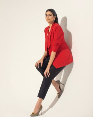 Madiha Iftikhar Instagram - “Wrapped in warmth, draped in red. Winter’s chill meets a pop of bold.”

📸 @hussain.piart 
💄 @nomilawrence 
👗 @zubairshah_zs 
🔗 @ab.lakhani 

#madihaiftikhar #shoot #blazers #red #magazineshoot #season #winter #fyp #fypシ #picoftheday #lotd #redaesthetic