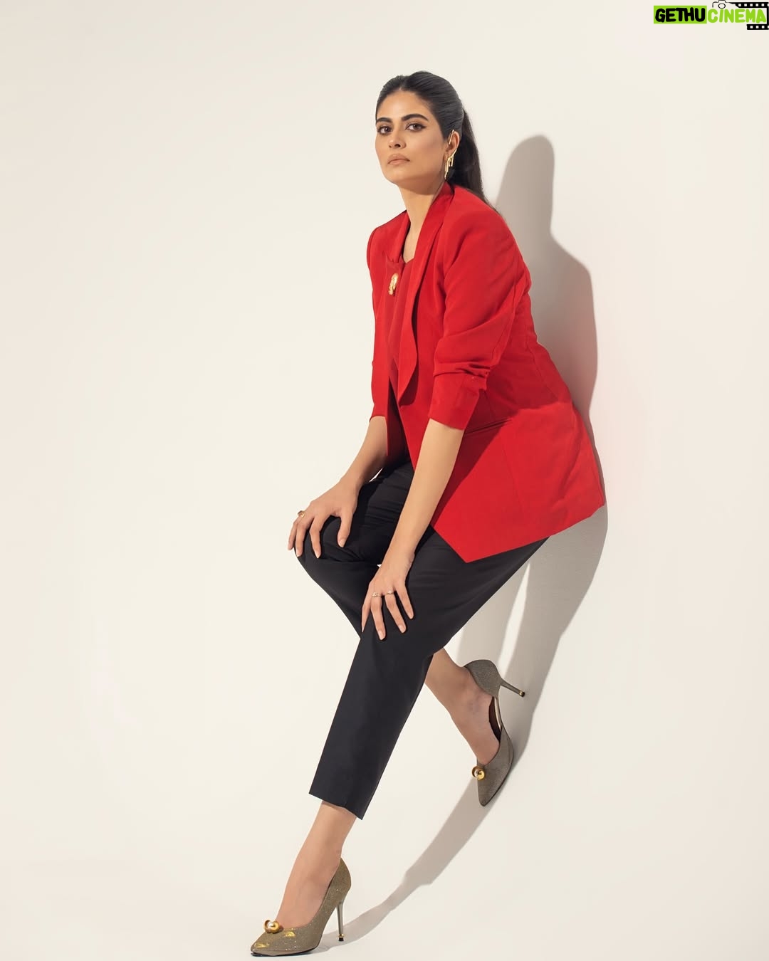Madiha Iftikhar - 653 Likes - “Wrapped in warmth, draped in red. Winter’s chill meets a pop of bold.”
📸 @hussain.piart
💄 @nomilawrence
👗 @zubairshah_zs
🔗 @ab.lakhani
#madihaiftikhar #shoot #blazers #red #magazineshoot #season #winter #fyp #fypシ #picoftheday #lotd #redaesthetic