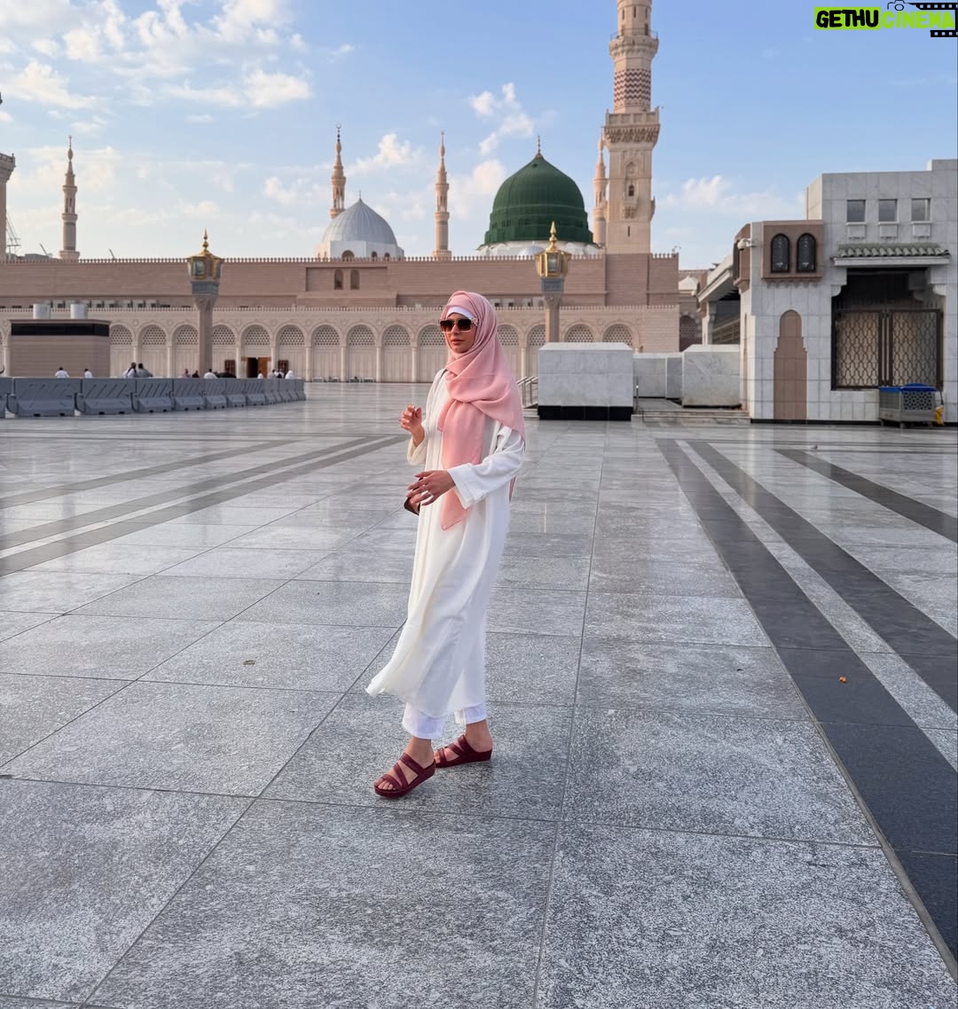 Madiha Iftikhar - 1.9K Likes - Tajallio ki ajab hai fizaa Madine mein 💚
Nigah-e-shauq ki hai intehaa Madine mein
#madina #saudiarabia #umrah #travel #dubai #madihaiftikhar #fyp #fypシ゚ #fypage