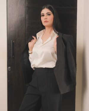 Madiha Iftikhar Instagram - Radiate positivity ☀️

Photography @ahmedzaidee 

#madihaiftikhar #photoshoot #magazineshoot #glam #fashion #pictures #bosslady #loveforblazer #positivity #pose