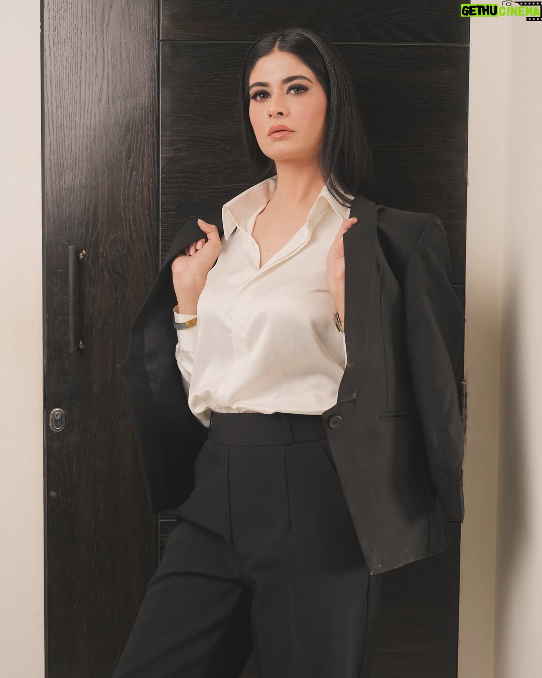 Madiha Iftikhar - 1K Likes - Radiate positivity ☀️
Photography @ahmedzaidee
#madihaiftikhar #photoshoot #magazineshoot #glam #fashion #pictures #bosslady #loveforblazer #positivity #pose