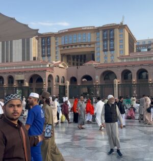 Madiha Iftikhar Instagram - Tajallio ki ajab hai fizaa Madine mein 💚
Nigah-e-shauq ki hai intehaa Madine mein 

#madina #saudiarabia #umrah #travel #dubai #madihaiftikhar #fyp #fypシ゚ #fypage