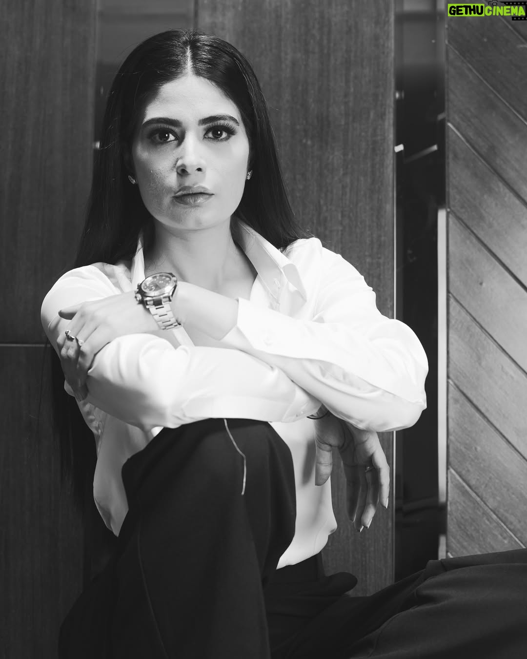Madiha Iftikhar - 1K Likes - Radiate positivity ☀️
Photography @ahmedzaidee
#madihaiftikhar #photoshoot #magazineshoot #glam #fashion #pictures #bosslady #loveforblazer #positivity #pose