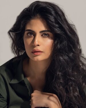 Madiha Iftikhar Instagram - “Here to serve looks and vibes.”

@nomilawrence 
@zubairshah_zs 
@hussain.piart 
@fashiontimesmagaziine 

#madihaiftikhar #shoot #denims #photography #magazine #fashion #fashionstyle #model #modelshoot #lotd #ootd #looks #mylife