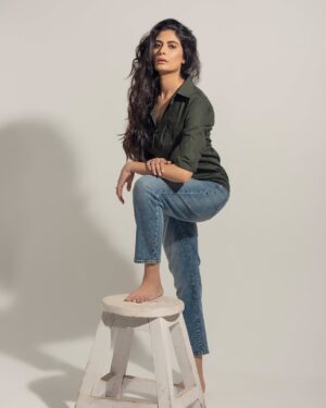 Madiha Iftikhar Instagram - “Here to serve looks and vibes.”

@nomilawrence 
@zubairshah_zs 
@hussain.piart 
@fashiontimesmagaziine 

#madihaiftikhar #shoot #denims #photography #magazine #fashion #fashionstyle #model #modelshoot #lotd #ootd #looks #mylife