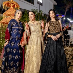 Madiha Iftikhar Instagram - Sisters ❤️❤️
@rabiaslifestyle 
@boltayhaathofficial 

#madihaiftikhar #sisterlove #weddingphotography #wedding #pakistan #event #fypシ #fyp #instareels #instagram #instafashion