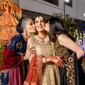 Madiha Iftikhar Instagram - Sisters ❤️❤️
@rabiaslifestyle 
@boltayhaathofficial 

#madihaiftikhar #sisterlove #weddingphotography #wedding #pakistan #event #fypシ #fyp #instareels #instagram #instafashion