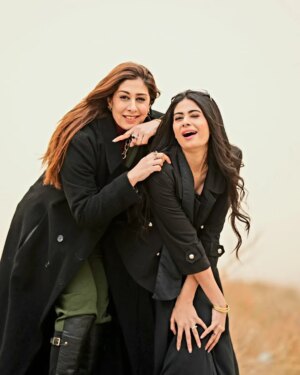Madiha Iftikhar Instagram - Happy birthday to my sister my best friend,and my favourite person to share laugh with🎊🎁🎉

when sisters unite magic happens sisterly love is the best love. 

photo credit Event Ease - Photography & Media Production 
@madihaiftikharofficial
#sisterlove #shooting📷