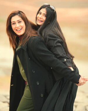 Madiha Iftikhar Instagram - Happy birthday to my sister my best friend,and my favourite person to share laugh with🎊🎁🎉

when sisters unite magic happens sisterly love is the best love. 

photo credit Event Ease - Photography & Media Production 
@madihaiftikharofficial
#sisterlove #shooting📷