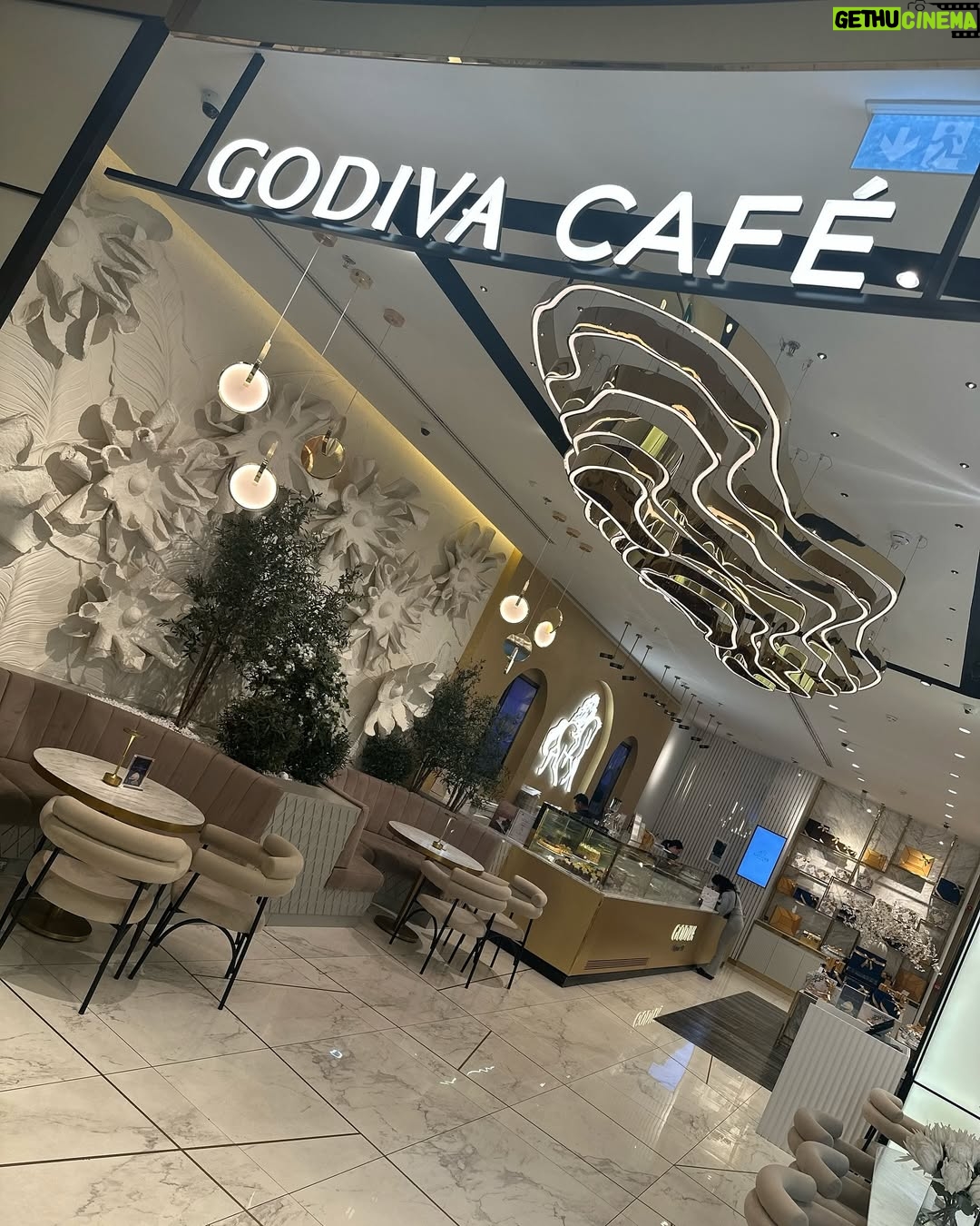 Madiha Iftikhar - 650 Likes - Today’s a good day to have a good day 🤪
#madihaftikhar #outing #couples #husband #malloftheemirates🇦🇪 #dubaï #dubai #uaelife #uae #roadtrip #goodday #day #enjoy #lifestyle #lifeisbeautiful #lifegoals