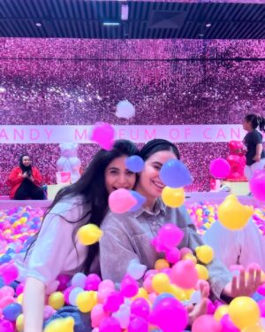 Madiha Iftikhar Instagram - F.R.I.E.N.D.S 👯‍♂️👯‍♀️
@sarahsarfaraz 

#madihaiftikhar #museumofcandy #friends #fun #insta #instagram #instapic #dailyvlog #lifestyle #friendshipgoals #travel #newspot