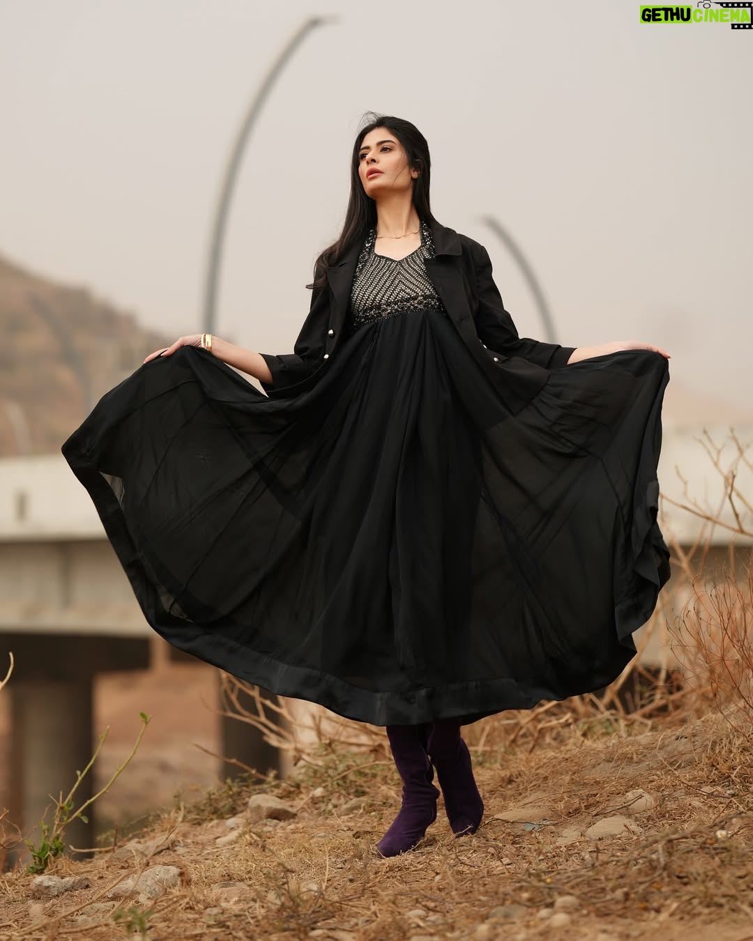 Madiha Iftikhar - 695 Likes - Unstoppable 🖤🖤
Outfit @nailascouture
Styling @rabiaslifestyle
Picture courtesy @eventeaseproductions
#madihaiftikhar #shoot #islamabad #photography #insta #black #fyp #fypage #fypシ