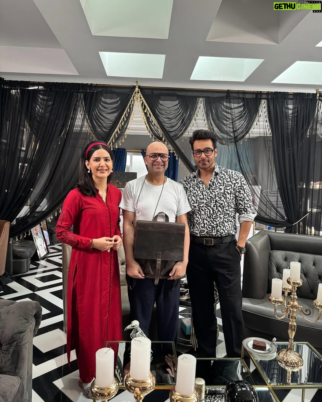 Madiha Imam - 6K Likes - Myself, Shak & @faysalquraishi
& perhaps a script filled 💼
Whose brownie do you think it is?