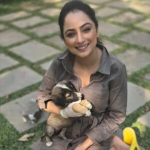 Madirakshi Mundle Instagram - When work meets play! 
Snuggle breaks are the best! Met these cuddly puppies on set and fell in love ❤️ 
Our shoot just got a whole lot cuter with these adorable puppies on set 
#aksabeach

#dogcuddles #puppylove #shootingdiaries
#puppylove #DogLovers #shootinglife 

@aarambh.entertainment
