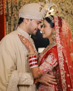 Maera Mishra Instagram - #RamRajMae Forever🧿

Jewellery @multanijewellersofficial ❤️
Makeup @makeupartistrybyshreya ❤️
Venue @theroseate ❤️
Decor @weddingsolutionbybittu ❤️
Clicked by @videotailor ❤️
#married #love #wedding #decor #forever