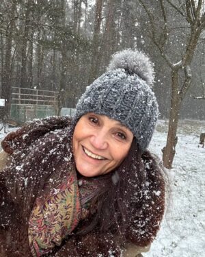 Małgorzata Pieczyńska Instagram - Na wsi prawdziwa zima🌬️❄️☃️A wy jesteście team zimowy czy raczej tropiki? 😜

#zima #zimanawsi #mazowieckawieś #mazowsze #weekendowyspacer