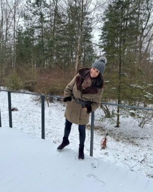 Małgorzata Pieczyńska Instagram - Na wsi prawdziwa zima🌬️❄️☃️A wy jesteście team zimowy czy raczej tropiki? 😜

#zima #zimanawsi #mazowieckawieś #mazowsze #weekendowyspacer