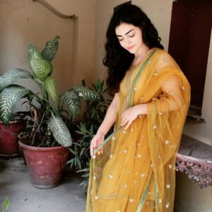 Maha Hasan Instagram - Sometimes I'm grateful for very odd and silly things, like for the existence of yellow. What a joyful colour! 

Outfit: @kayseria.official 
PR and coordination: @aniqas.official

#THKN #hazaardastaanfilms #eyeconicmedia #mahahasan #sabaqamar #imranabbas #hariswaheed #umerahahmed