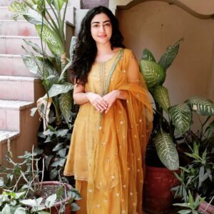 Maha Hasan Instagram - Sometimes I'm grateful for very odd and silly things, like for the existence of yellow. What a joyful colour! 

Outfit: @kayseria.official 
PR and coordination: @aniqas.official

#THKN #hazaardastaanfilms #eyeconicmedia #mahahasan #sabaqamar #imranabbas #hariswaheed #umerahahmed