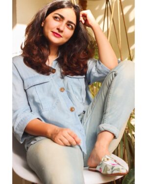 Maha Hasan Instagram - Wondering what’s going to happen next in #ishqiya 💭
Watch the new episode tonight on @arydigital.tv .
.
Shirt: @outfitters_pk 
Jeans: @breakout_official 
Shoes: @sputnik_footwear
.
.
.
.
.
.
.
.
#happysunday #sundaymornings #pinklips #floralshoes #denimondenim #mahahasan #actor #ishqiya #arydigital #arydramas #bigbangentertainment #pakistani #pakistanimedia #pakistaniactors #pakistanidramas #pakistanientertainmentindustry #pakdrama #madeinpakistan #instagram #lollywood #pakistan #karachi #pakistanidramaindustry #instadaily #instagood #ootd #keepsmiling