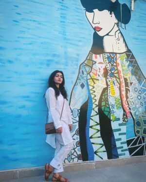Maha Hasan Instagram - Why is this lady looking at me like this? 👀
[swipe ➡️] 
.
.
Maybe cause we vibin' 🌟

PC: @basically_maryam ❤️❤️❤️