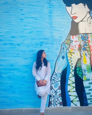 Maha Hasan Instagram - Why is this lady looking at me like this? 👀
[swipe ➡️] 
.
.
Maybe cause we vibin' 🌟

PC: @basically_maryam ❤️❤️❤️