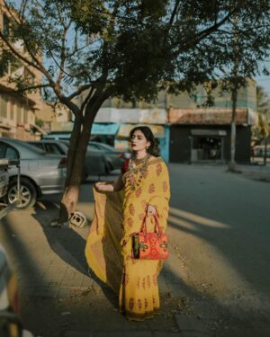 Maha Hasan Instagram - ‎💛نگاح ِ شوق

Muse: @its_mahahasan 
Jewelry: @buy_bae 
Saari: @hathghar 
Makeup & styling: @imashalmajeed 
Photographer: @nooriesthetics 

.
.
.
.
.
#brand #brandshoot #afghanjewellery #saari #saarilove #fashionblogger #fashion #blog #portrait #portraitphotography #branddesign #fashionstyle #portrait #clothingbrand #jewelry #afghanjewellery #blogger #blogoftheday #foryou #fashionshoot #fashionista #collaboration #campaign #clothingbrands #streetphotography #bazarphotography