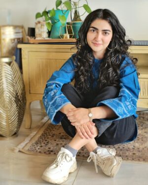 Maha Hasan Instagram - Missing spring season already 🌱
Are you guys ready for the summer? ☀️

Favourite blue top by @beyondeast_pk 💙

#MahaHasan #BeyondEast