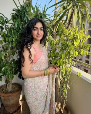 Maha Hasan Instagram - Main itni cool hun. Main Eid ke guzarnay ke baad pictures lagaati hun. 🫠 BUT SALTANAT IS COMING OUT TOMORROW AT 9PM ON @humtvpakistanofficial AND I’M V. EXCITED ABOUT IT. PLEASE TELL ME YOU GUYS WILL WATCH IT? 🙈🙈🙈