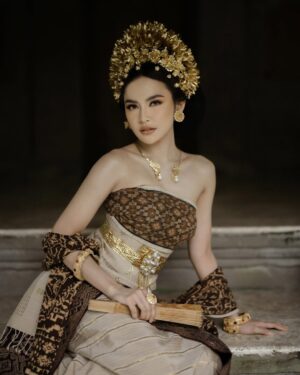 Mahalini Raharja Instagram - Susun cerita masa depan👫🏻

Photography @axioo @axioo.bali @emanuel_ak
Makeup @dhirmanputra 
Hairdo/headpiece @cahyadewibali
Jewelry @antarasilverbali
#beRMuara