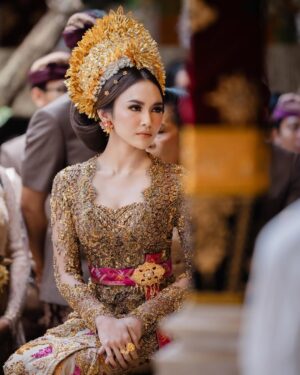 Mahalini Raharja Instagram - a day with gus iky<3

Photo & video @axioo
Attire @askyfebrianti
Headpiece  @arikcahyadewi @cahyadewibali