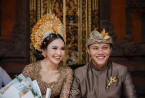 Mahalini Raharja Instagram - Hari ini, Minggu, 5 Mei 2024, Rizky Febian dan Mahalini Raharja telah melangsungkan upacara adat Dharma Suaka di Kediaman Mahalini. 
Dalam pelaksanaan Dharma Suaka, calon mempelai pria meminta izin meminang (ngidih) pada keluarga calon mempelai wanita untuk melangkah ke jenjang selanjutnya. 

Acara dilanjutkan dengan upacara Mepamit, yang bermakna calon pengantin wanita (pradana) meminta izin kepada para leluhurnya untuk menikah dan selanjutnya menjadi tanggung jawab calon pengantin pria (purusha) dan keluarganya di masa depan.

Rangkaian acara hari ini akan menjadi pembuka rangkaian prosesi lainnya sebelum menuju hari pernikahan nanti.

Exclusive photography & videography @axioo
Makeup @ochiipramita
Kebaya & Kamen @askyfebrianti
Lace fabric @bindusamtani
Headpiece and accs @cahyadewibali 
Shoes @askyfebrianti 

Media partner @rfasmusic @panggungnyalini 
@thebridestory

#SATUTUJU #beRMuara