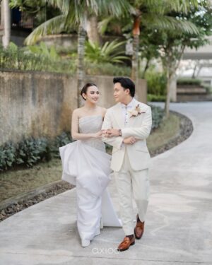 Mahalini Raharja Instagram - SATU TUJU 🧡
—
Wedding Planner & Organizer @by.hilda
Official Media Partner @thebridestory
Venue & Catering @ritzcarltonbali
Photo & Video @axioo @williamliee @bystevengun
Decoration & Flowers @ailuosidecor
Lighting, Sound, & LED @glowlightpro @dniel.ot
Entertainment @luxevoirid
Phone Booth @phoneafriend.co
Wedding Cake @ivoirecakedesign
Keepsake Invitation @cocotier_id
Digital Invitation @connectied.id
Bride Makeup @dhirmanputra
Bride Hair Do @rurypadwa
Groom Hair Do @chikievers
Accessories & Headpiece @rinaldyyunardi
Bride’s Preparation Robe @monicaivena
Bride’s Attire @hiantjen
Bride’s After Party Attire @dianamputri
Bride’s Shoes @laciesshoes
Groom’s Preparation Attire @agusslim
Groom’s Suit @henriwinata.bespoke
Groom’s Shoes @mariominardi_official
Family Suit @sasdesigns
Jewelry @wandahouseofjewels @wandaponika
Nails @linneabeautybar_id
Fashion stylist @fherriioo
Souvenir @rovegift
MC @edrictjandra @patriciagouw
DJ @bramreanson @musicforlife_dj

#SATUTUJU #beRMuara