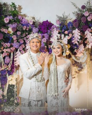 Mahalini Raharja Instagram - Alhamdulillah SAH! 💙

Wedding Planner & Organizer @by.hilda
Official Media Partner @thebridestory
Venue & Catering @raffleshoteljakarta 
Photo & Videography @axioo @emanuel_ak @bystevengun 
Decoration @yu_cienlotus @johan.k.lotus
Lighting @glowlightpro
Bride Makeup @dhirmanputra 
Bride Hair Do @noe_hair_makeup
Groom Makeup @vinaavaniaa
Groom Hair Do @chikievers
Accessories & Siger @rinaldyyunardi
Robe @lisajuofficial
Attire & Shoes @askyfebrianti
Lace Fabric @bindusamtani 
Wedding Ring & Jewelry @wandahouseofjewels @wandaponika 
Nails @linneabeautybar_id
Male Family’s Dress & Attire @anggunbusana 
Fashion Stylist @fherriioo
Hand Bouquet @bloomingeliseflowers @bloomingelisewedding
Invitation & Keepsake Calligraphy @solitaire.invitation 
Ring Box Set @lovelours
Digital Invitation & RSVP @connectied.id 
Qori & Saritilawah @sepasangsakral 
Mahar box @seserahan_by_rosearbor @mahar_by_rosearbor
MC & Adat Sunda @gse_ekayana

#beRMuara #SATUTUJU