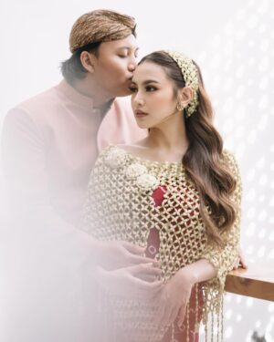 Mahalini Raharja Instagram - Tasyakuran 7 bulan our little star🤍 @rizkyfbian 
.
.
Wardrobe ikylini @askyfebrianti 
Slide 1,3,4 by @imagenic 
Slide 2,5,6,7,8 by @3wisnu
Accessories by @jalikabyleciel