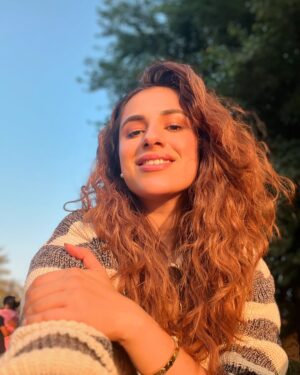 Maham Amir Instagram - Great light calls for a selfie 👌🏼☀️

#MahamAamir #selfie #winter #posing #instagood