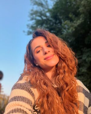 Maham Amir Instagram - Great light calls for a selfie 👌🏼☀️

#MahamAamir #selfie #winter #posing #instagood